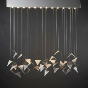 artystyczna lampa z geometrycznych form na ciemnym tle