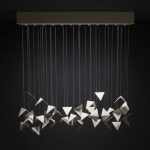 artystyczna lampa z geometrycznych form na ciemnym tle